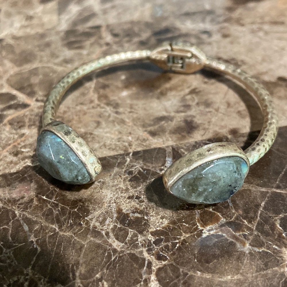 Good tone bracelet with green stone